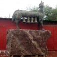 Într-o curte de pe strada Chizid, din Hunedoara, se află o sculptură în bronz care, împreună cu piedestalul ei, cântăreşte douăsprezece tone.