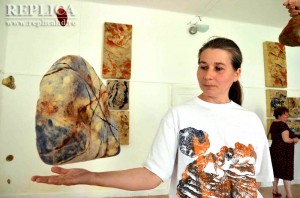 Artista Dana Dincă şi pietrele ei din lână zburătoare,  eşantioane de roci şi fosile, la care a lucrat un an universitar întreg