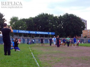 Zeci de hunedoreni au participat la evenimentele organizate pe stadionul “Michael Klein” de la Hunedoara, care s-au încheiat cu o paradă a raselor