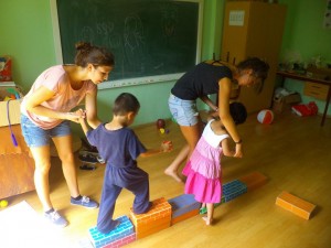 Copiii cu handicap de la Hunedoara au fost ajutaţi de studentele la Facultatea de Medicină din Tolouse să îşi dezvolte capacităţile motrice, pentru a fi mai independenţi şi pentru a se descurca mai uşor în viaţă.
