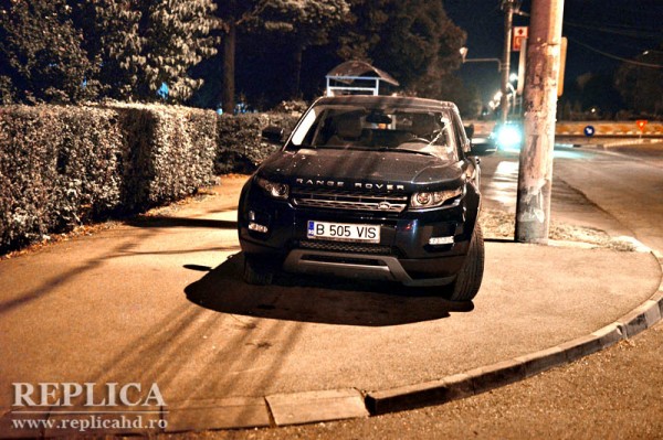 Cugetarea probabilă a unui şofer de maşină scumpă: “Am Land Rover. Am dat pe el 60.000 de euro, de 3.000 de ori mai mult decât salariul unui poliţist local. Aşa că poliţistul local n-o să vină să mă amendeze pe mine. N-are tupeu!”.