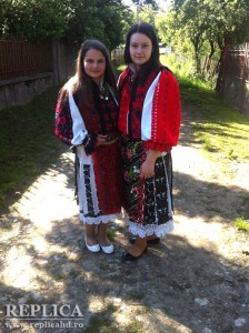 Nedeia de Rusalii din Cerioşor este, în fiecare an,  ocazia perfectă pentru fiicele familiei Ciobanu să poarte costume populare pădureneşti
