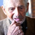 Gheorghe Oprean are 95 de ani şi locuieşte singur într-o căsuţă de lemn cu fundaţie de piatră, înconjurată de câţiva copaci.