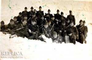 Singura fotografie de pe front, o imagine de grup în care Iosif Crişan nu se mai poate identifica, pentru că nu mai vede decât lumini şi umbre