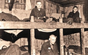 În lagărele ruseşti apărute în al Doilea Război Mondial, în câte-o baracă de câţiva metri pătraţi erau înghesuiţi  între 50 şi 100 de prizonieri (sursa foto: istoriecontemporana.wordpress.com)
