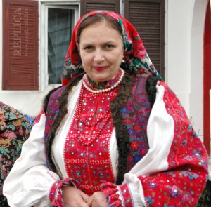 Carmen Hărău, îmbrăcată în costum de pădureancă, la Festivalul de la Poieniţa Voinii - septembrie 2014