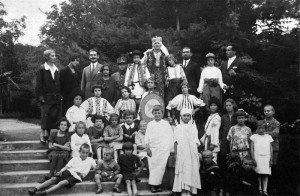 Regina Elena (în centrul imaginii), în vizită la Hunedoara, într-o fotografie din 1927, făcută în parcul de lângă Castelul Corvinilor