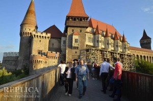 Castelul Corvinilor rămâne destinaţia turistică numărul 1 a judeţului Hunedoara şi tinde spre 500.000 de vizitatori cel mai târziu în 2016
