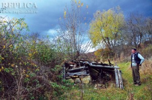 Din fosta casă a familiei Micloşoni a mai rămas o bucată de acoperiş şi un colţ de zid