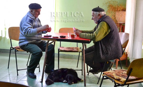 Un câine adormit şi doi pensionari liniştiţi care, probabil, n-au primit în poştă fluturaşul mincinos al PSD-ului.