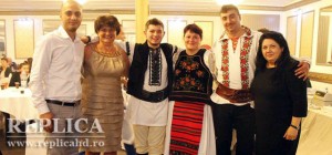 Hunedorenii Daniel Ianoş şi Silvia Olari (în costume naţionale, de la dreapta la stânga) promovează, cu pasiune, gastronomia, muzica, turismul şi valorile româneşti, în inima Uniunii Europene