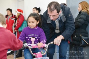 Copiii au fost încântaţi să-l vadă pe Moş Nicolae, fratele mai mic al lui Moş Crăciun, dar şi să încerce bicicletele primite în dar.