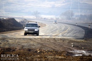În timp ce pe câteva segmente ale loturilor 3 şi 4 din autostrada Lugoj - Deva se toarnă deja asfalt, foştii proprietari ai terenurilor îşi caută dreptatea în instanţă