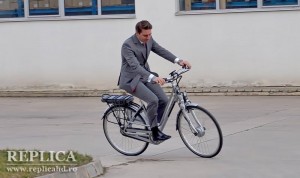 Principele Nicolae se numără printre primii români care au testat bicicleta electrică produsă la Sântuhalm şi care se doreşte a deveni un fel de taxi super ieftin al Devei