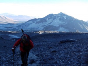 Chinul urcuşului prin cenuşa vulcanică: faci un pas de 80 de centimetri, 40 de centimetri aluneci înapoi