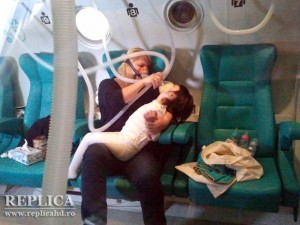 Anamaria ajutată de mama ei, într-una dintre multele sesiuni de recuperare, pe la diferite centre din ţară (aici, camera hiperbară de la Târgu Mureş)