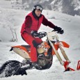 E spectacol în Straja, nu doar pe pârtiile staţiunii: un motociclist coboară panta muntelui şi motorul portocaliu se afundă până la coarne în zăpada proaspătă.
