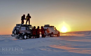Cinci dintre cei opt temerari români care au ajuns cu maşinile mult dincolo de Cercul Polar de Nord (Foto: Florentin Tufă)