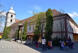 Mănăstirea Franciscană din Deva este locul în care sunt aşteptate mare parte dintre cadourile trimise din Bucureşti,  dar şi din judeţ. Oricine este binevenit să se alăture iniţiativei