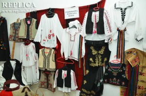 Foarte multe dintre iile create de brodeuzele de la cooperativa din Haţeg ajung la familiile românilor  plecaţi peste graniţe  Doamna Hortensia Brecu prezentând unul dintre sutele de produse fabricate la “Haţegana”