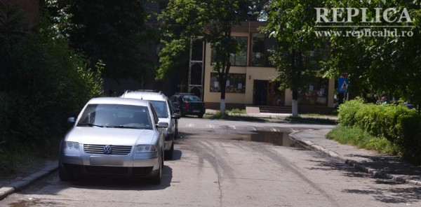 Intersecţia străzii Moldovei cu strada Avram Iancu din Hunedoara. 2015. Situaţie neschimbată faţă de 2008, 2009, 2010... În fiecare zi, şoferi indiferenţi (ca să nu-i numim altfel) parchează foarte aproape de intersecţie, sporind astfel pericolul de accidente.