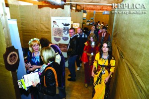 21 de standuri de promovare turistică amenajate în Sala Dietei au făcut faţă cu greu numărului mare de turişti aduşi la Hunedoara şi de mini-vacanţa de 1 mai, dar şi de evenimentele organizate la Castelul Corvinilor