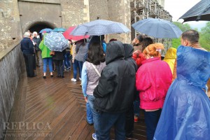 Sâmbătă, 2 mai, a fost prima zi din istoria Castelului Corvinilor în care sute de turişti au îndurat frigul şi ploaia aşteptând pe pod să viziteze obiectivul istoric