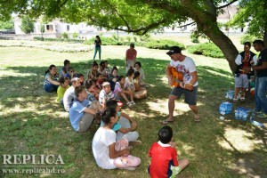 Tinerii din Oceanul Indian i-au încântat pe copiii hunedoreni de la Centrul  „Lumină şi Speranţă” cu jocurile şi cântecele lor.