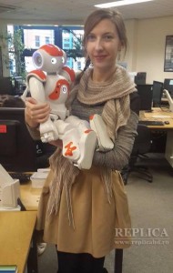 Laura  a făcut cercetare pe tehnologie de ultimă oră: aici robotul Skyler, un năzdrăvan căreia studenta a trebuit să-i îmbogăţească abilităţile