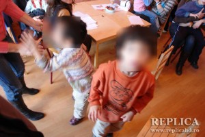  Cel puţin 2.600 de copii din judeţul Hunedoara duc dorul părinţilor plecaţi la muncă peste hotare