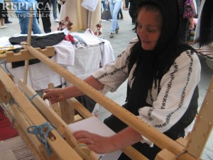 Aurelia Matei a venit la Deva din Gârda de Sus, judeţul Alba,  pentru a ne arăta cum se ţese ia românească