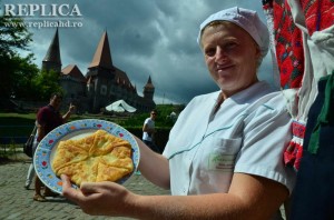 Aurelia Muntean promovează plăcinta pădurenească la târgurile producătorilor tradiţionali, iar Castelul Corvinilor este o foarte bună gazdă pentru asemenea manifestări