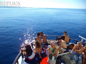 Litoralul grecesc atrage turiştii şi anul acesta cu preţuri mici, dar şi diferite distracţii de vacanţă, printre care şi croaziere pe apele albastre, dar limpezi precum cristalul, ale Mării Egee şi ale Mării Ionice
