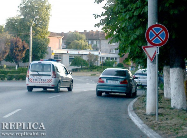 Un loc al  antagonismului rutier – giratoriul de la Rusca, din Hunedoara: dacă parchezi pe partea cu farmacia, iei amendă garantat, dacă parchezi pe partea  dinspre cofetărie, eşti lăsat în pace, deşi în ambele zone oprirea e interzisă. 