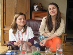 Oana (în stânga) şi Irina Antonescu au toate motivele să zâmbească: sunt tinere, sunt frumoase, sunt deştepte  şi studiază într-una dintre cele mai primitoare şi apreciate universităţi din Vest