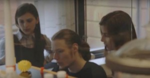 Secvenţă din filmul de prezentare al universităţii daneze, producţie ale cărei protagoniste sunt cele două tinere din Hunedoara