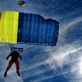 Este etapă de paraşutism la Deva şi zeci de tineri, care s-au înscris la aceste cursuri de zbor, îşi fac acum practica de salturi. Lor li s-au alăturat sportivii din […]