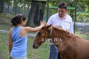 Simona este una dintre fetiţele care a început, deja, sesiunea de terapie cu cai 
