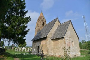 Monument unic în România, biserica din Strei stă de 15 ani cu un acoperiş "ciuruit" de o restaurare defectuoasă