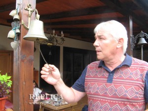 Atunci când vrea să se mai destindă, Janin Antonescu ascultă sunetul  unui clopot sau clopoţel din colecţia sa