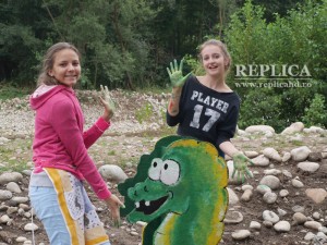 Noua atracţie pentru turiştii care vizitează Ţara Haţegului este simpaticul dinozaur Petrică, „născut” din mâinile copiilor haţegani