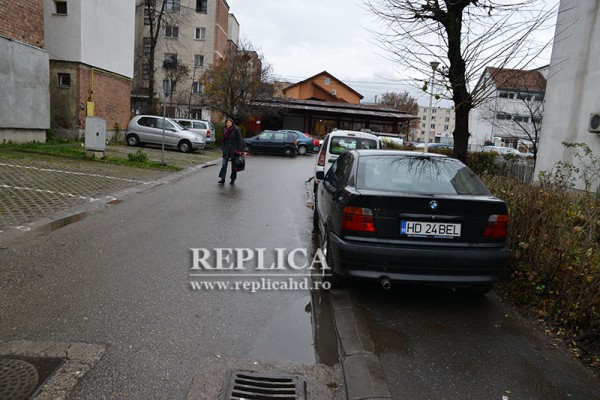 Încă o dovadă că, în mintea multor şoferi români,  trotuarul nu este decât o "invenţie" total inutilă.
