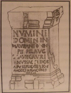 Schiţă a monumentului comemorativ din calcar alb, provenit din cariera de piatră de la Teliuc, care dovedeşte importanţa loca­lităţii în extragerea şi prelucrarea fierului