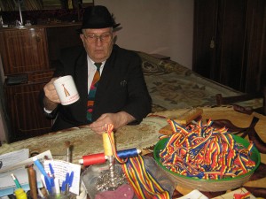 Ioan Guga, autorul cocardei cu trei bucle, pregăteşte, pentru centenarul unirii, o cană specială