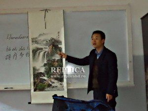 Noul profesor de chineză al Hunedoarei se străduieşte ca orele lui să fie cât mai atractive