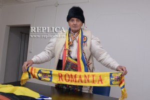Ioan Băşcuţ şi-a cumpărat straie populare de peste tot de prin ţară şi, de cele mai multe ori, le combină în aşa fel încât să poarte cel puţin câte un element din fiecare zonă istorică a României