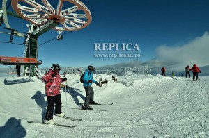 În week-end sute de schiori şi turişti „dau năvală” în Şureanu, pentru câte o tură de aventură pe schiuri, într-o zonă mai puţin umblată, deci exclusivistă