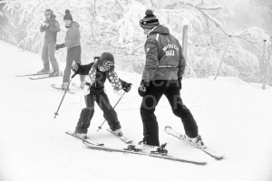 Copiii pentru care părinţii sunt dispuşi să plătească o tabără privată vor învăţa să schieze, sub îndrumarea monitorilor experimentaţi 