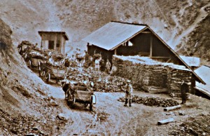 Cum se facea transportul minereului. Imagine din colectia  lui Constantin Gaina - vol. Hunedoara - Ţara fierului
