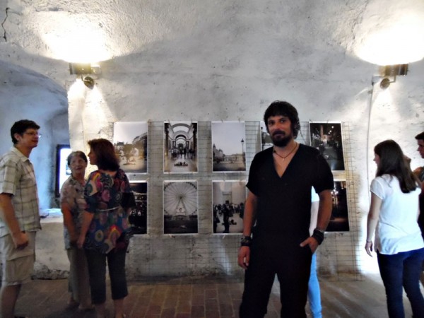 MARE Artistul fotograf la expozitia pe care a vernisat-o la   Castelul Corvinilor